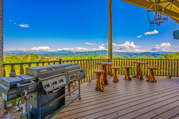 Balcony grill with mountain views, Majestica Lodge
