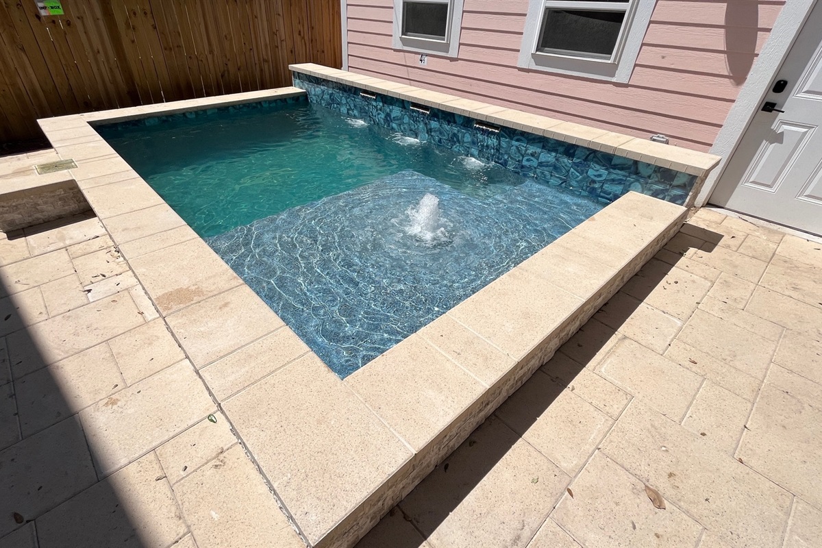 Private pool with tanning ledge!