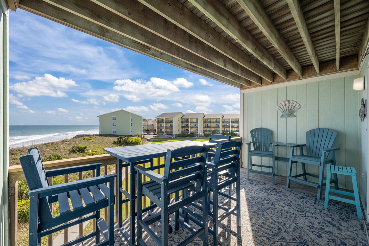 Beachfront balcony with stunning views&mdash;perfect for morning coffee or sunset drinks