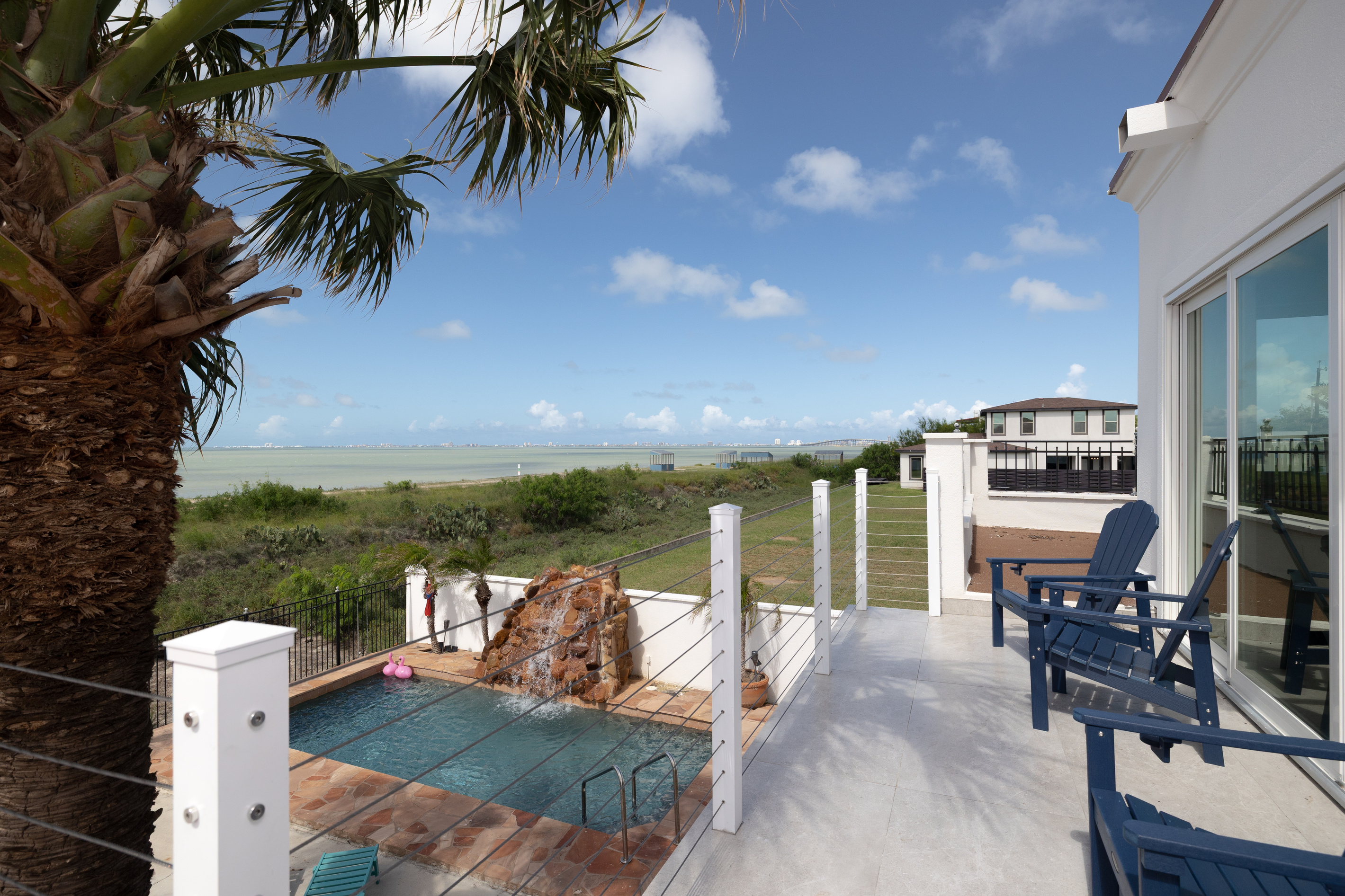Upper deck Pool, Bay and Island Views