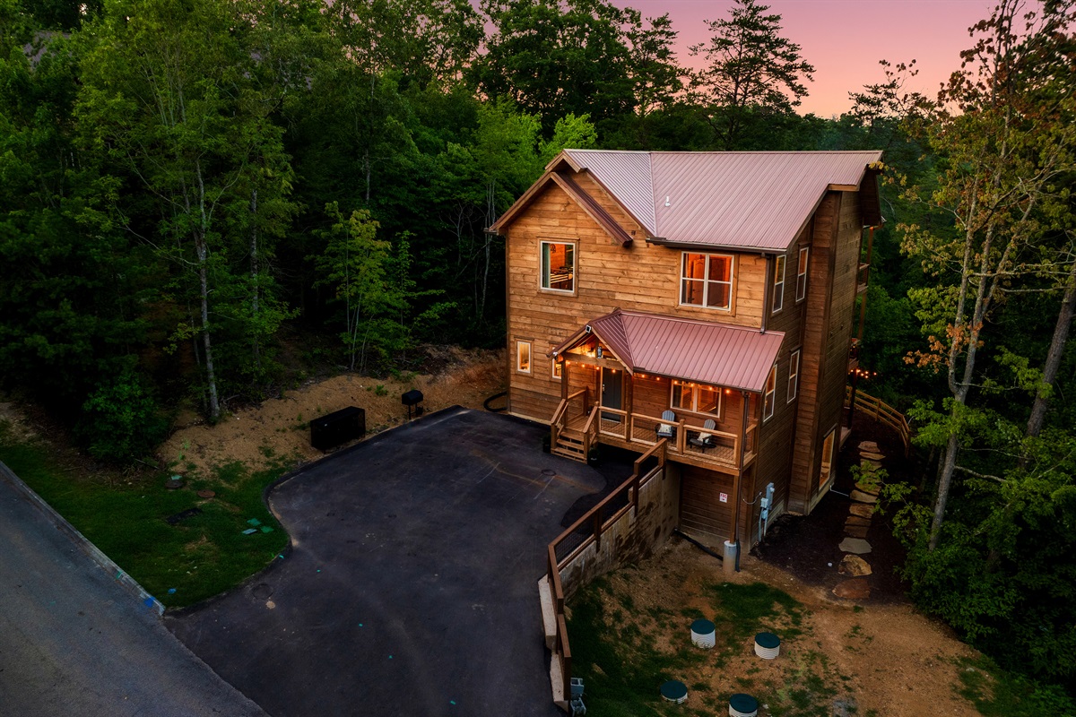 Luxury cabin with private parking and loaded with amenities