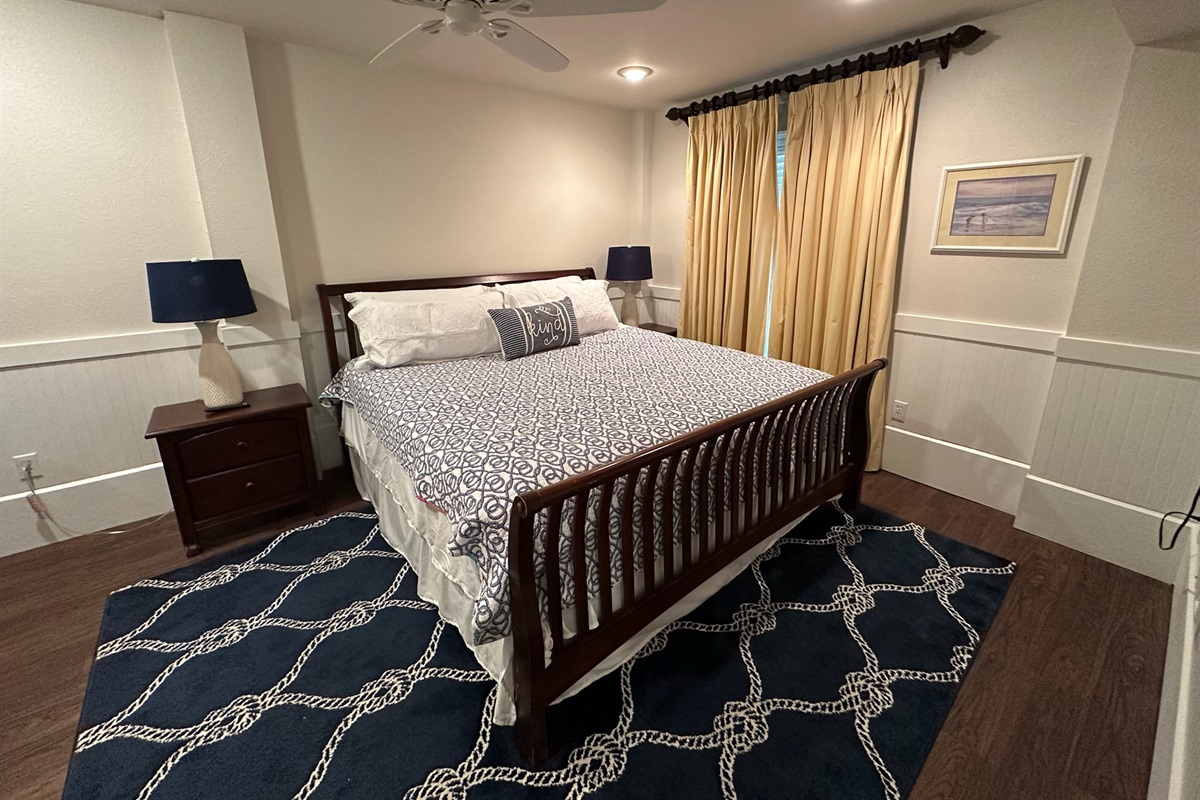 Downstairs guest room-King Bed