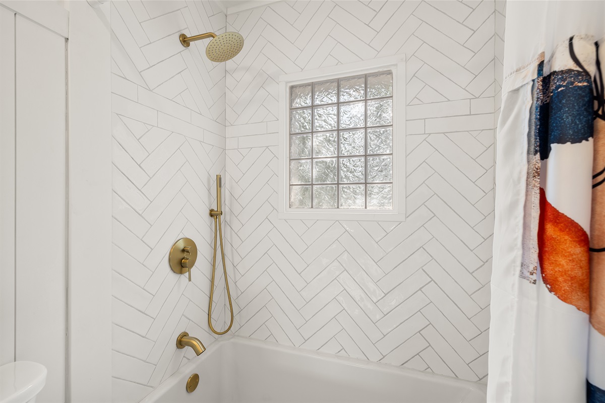 Main Bathroom w/ Tub and Shower