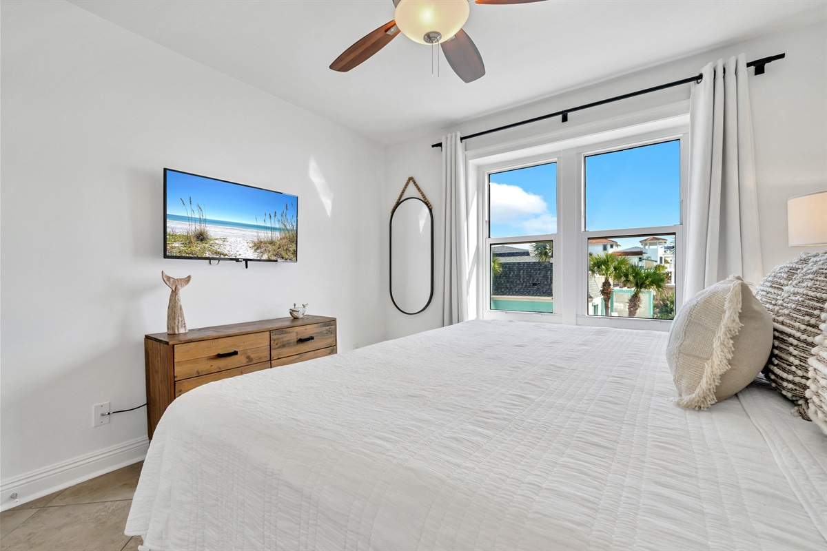 Bedroom 2: KING BED, Gulf Views, 40" Smart TV, Closet, Bathroom with Shower/Tub Combo (Sleeps 2)