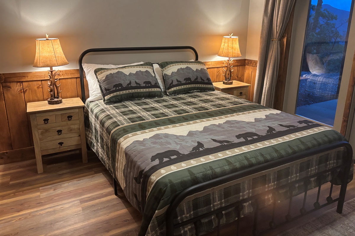 Downstairs: Queen Bed