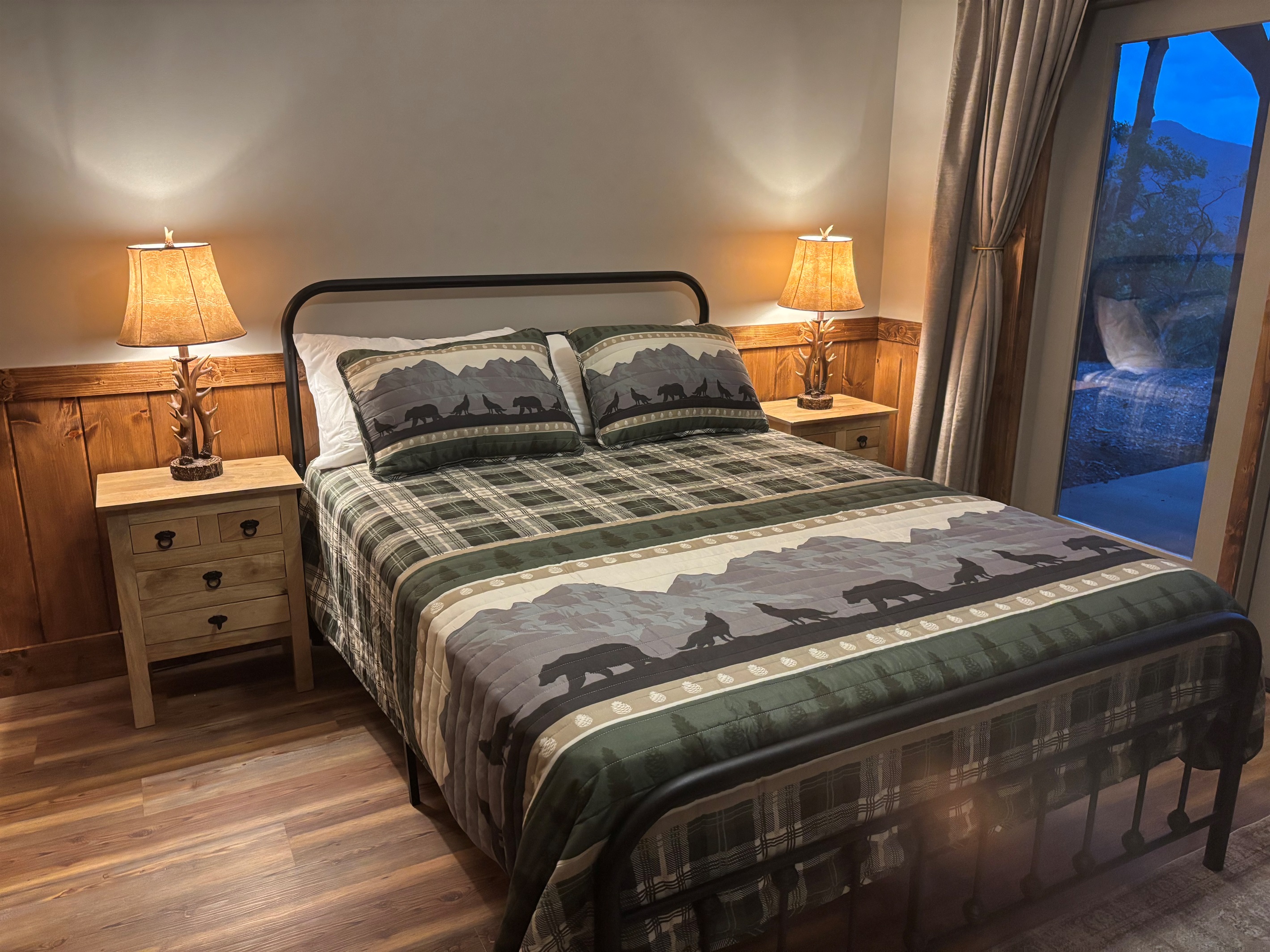 Downstairs: Queen Bed