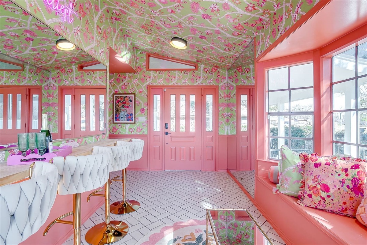 A true glam moment, velvet seating, neon glow, and a 4’ x 7’ statement mirror for full-length outfit checks.