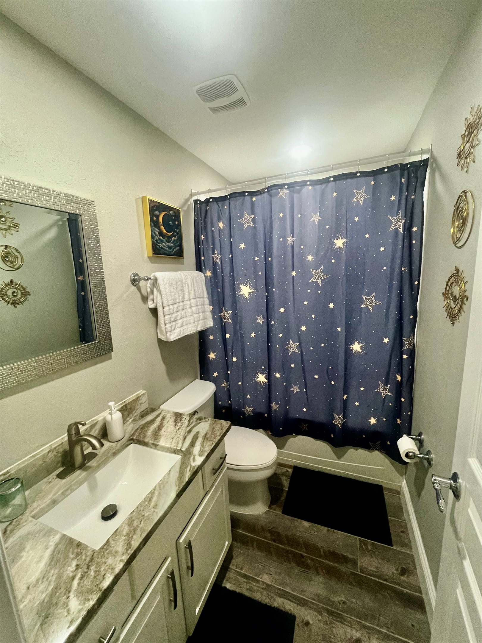 Wish Upon a Star Full Bathroom ( adjacent Royal Princess room) 