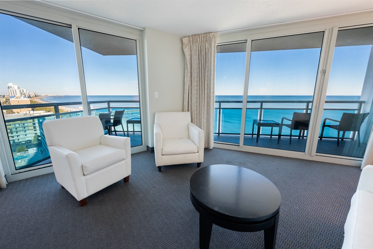 Living Room with Stunning Views🌊☀️