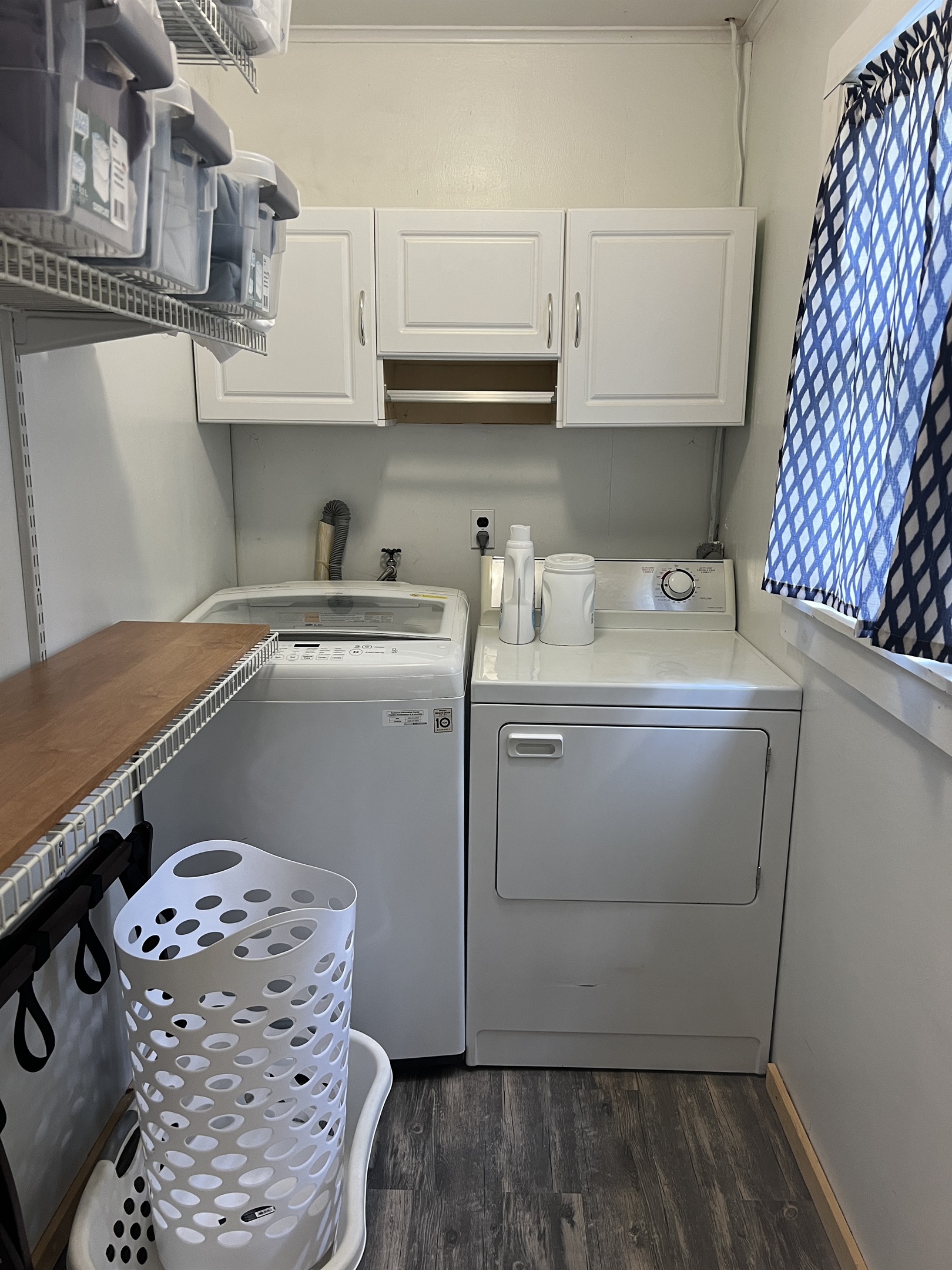 Laundry room off primary queen