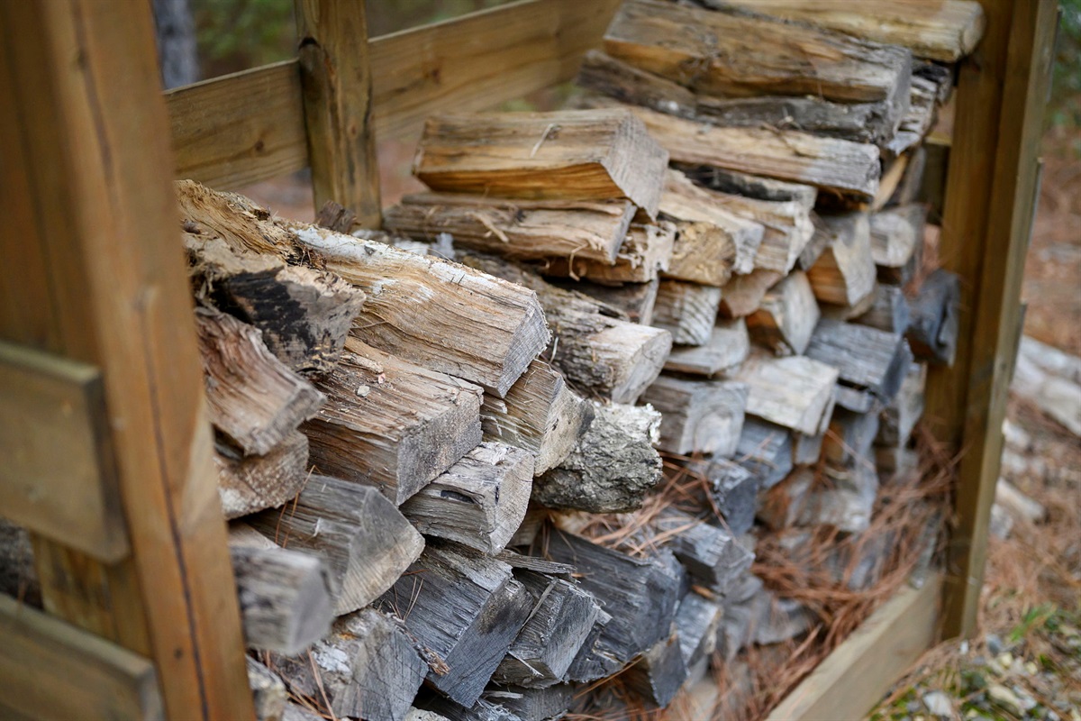 🔥 Always stocked, firewood provided for guests