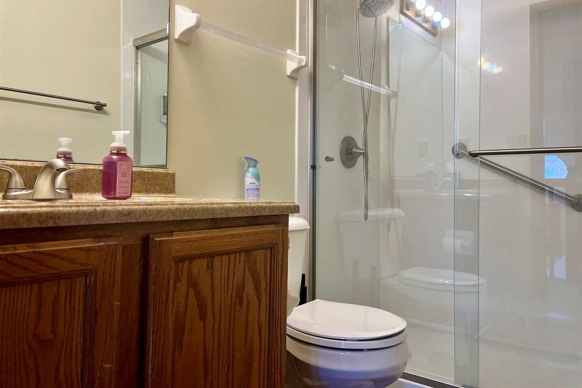 Upstairs Full Bathroom