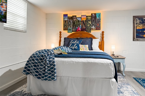 The Arkansas-themed queen bedroom — Hot Springs Breakaway