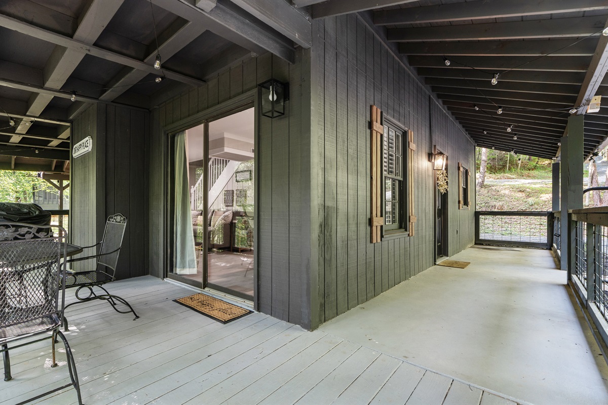 Wraparound porch- Creekside Cottage 