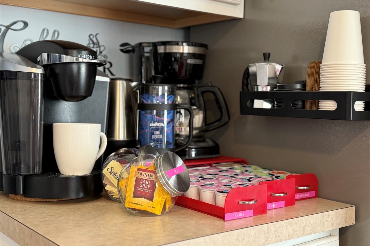 🌞 Start your mornings right – enjoy Keurig, full pot coffee, decaf, teas, sweeteners & more at our coffee station.