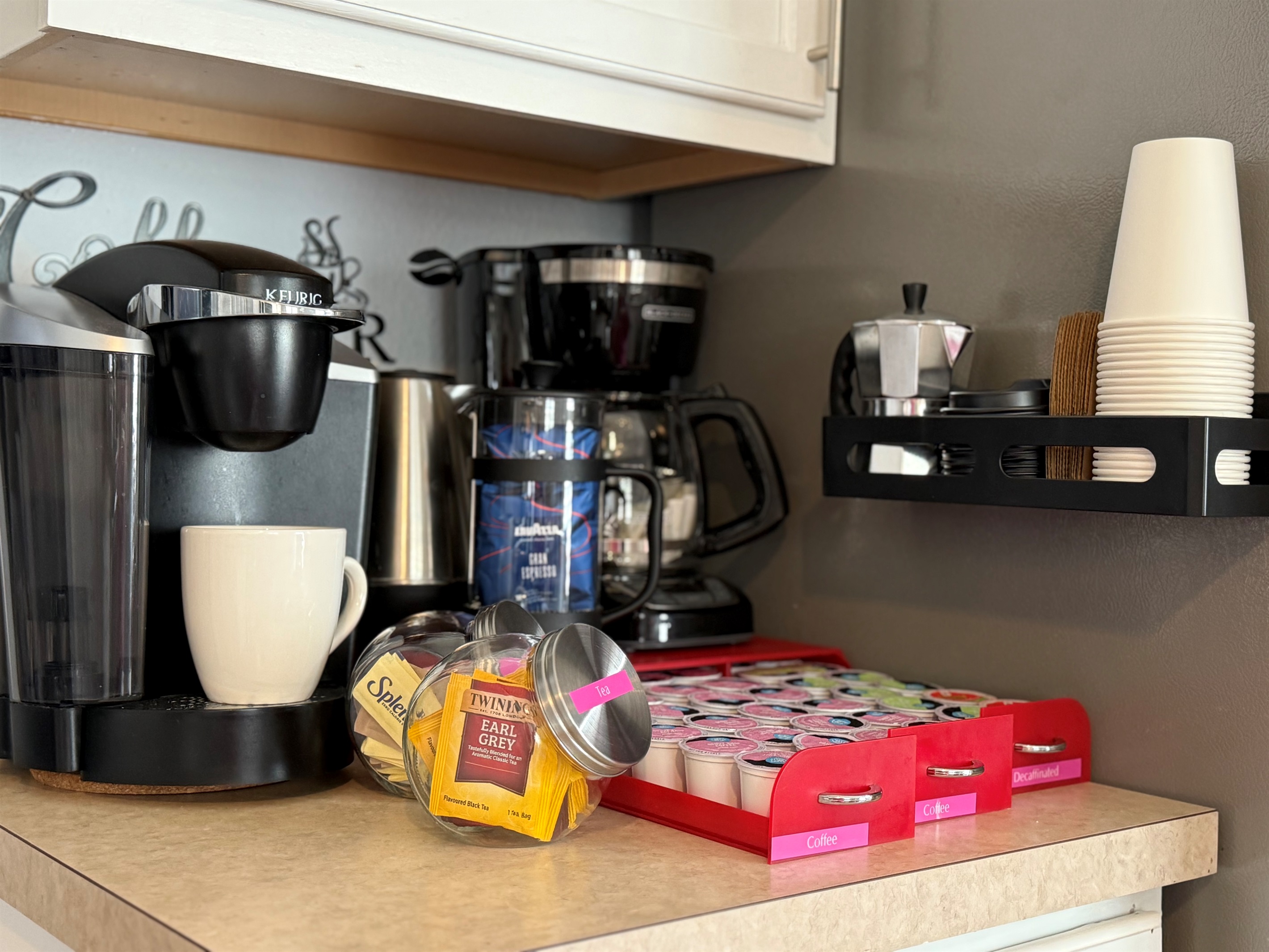 🌞 Start your mornings right – enjoy Keurig, full pot coffee, decaf, teas, sweeteners & more at our coffee station.