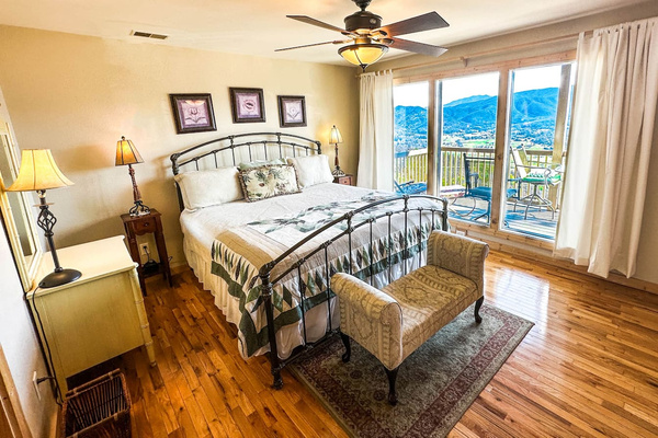 Main-Level King Suite at Tanasi Lodge: 1 king bed