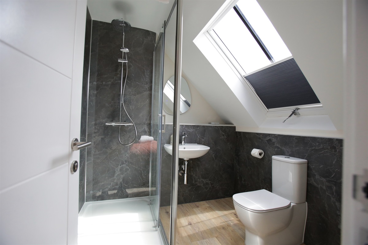 3 bed apt en suite shower room