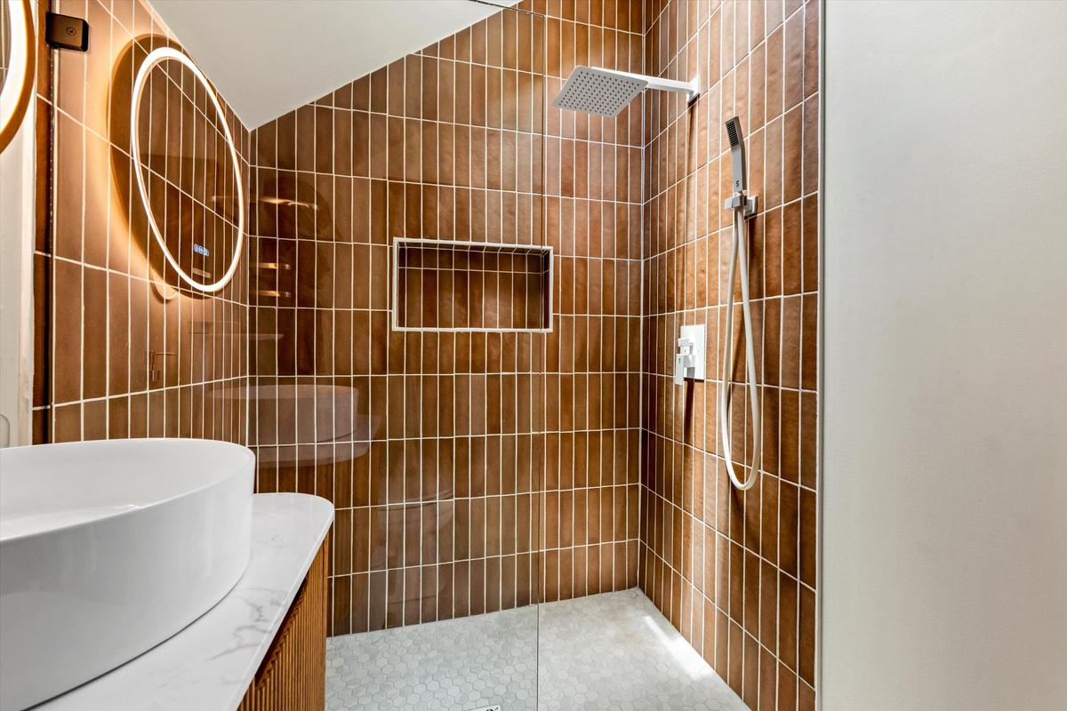 Rainfall shower, ceiling skylight and provided shampoo/conditioner/body wash