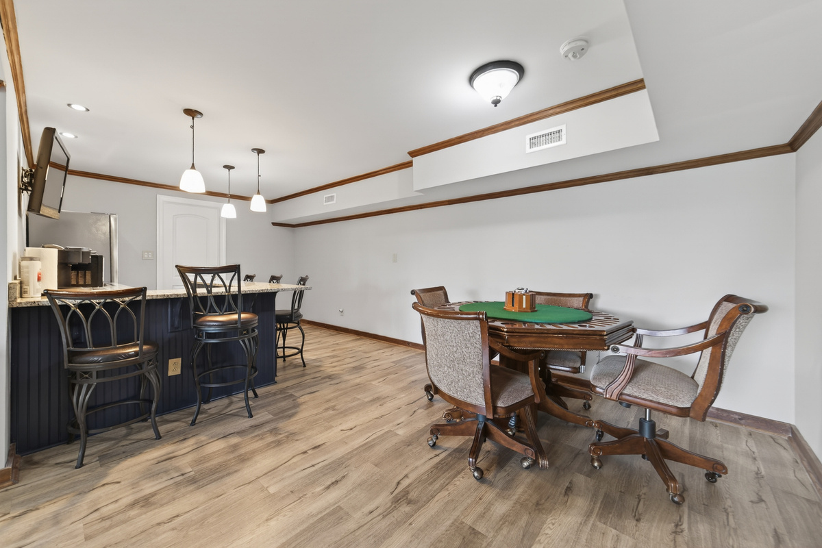 Poker table 