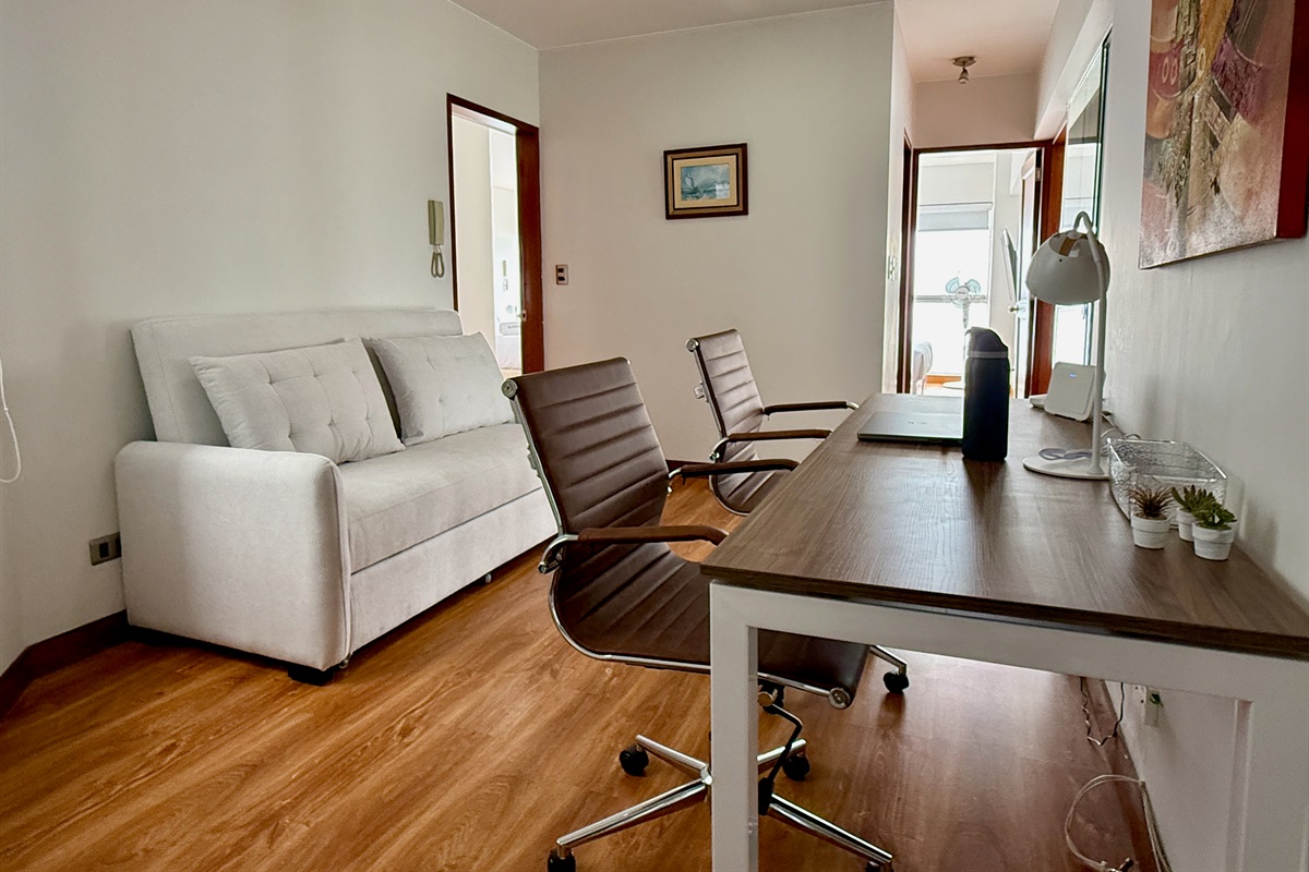 High-speed 500 Mbps fiber optic internet dedicated workspace — ideal for remote work.