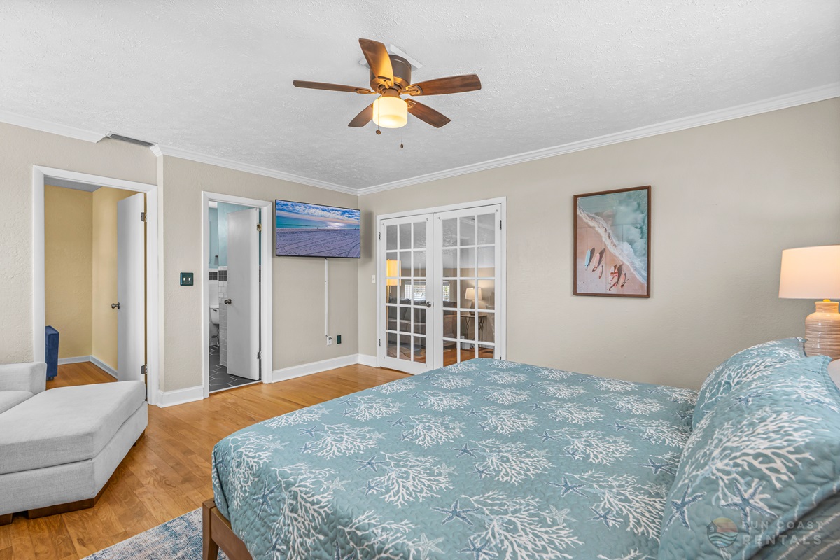 Master King Bedroom with Smart TV and ensuite full bathroom!
