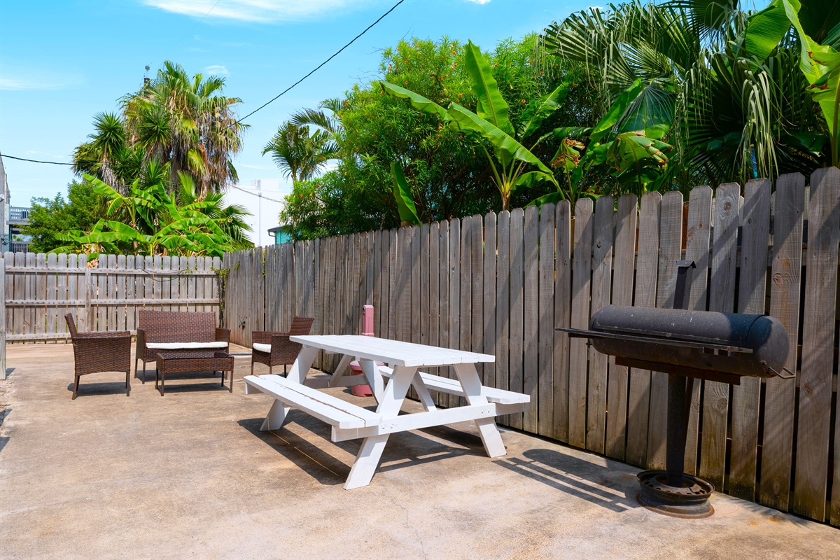 Shared Outdoor Space with Grill!