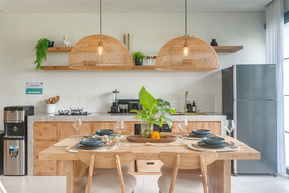 Dining area & kitchen