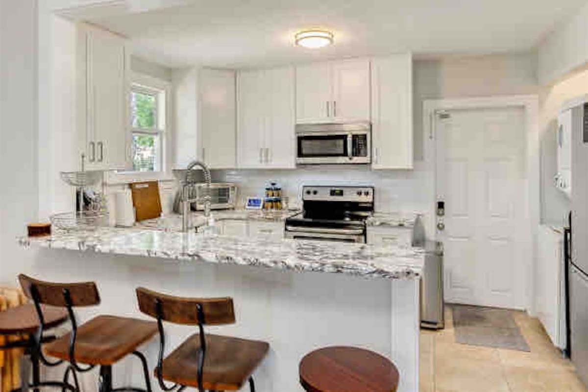 Kitchen bar with 4 seats