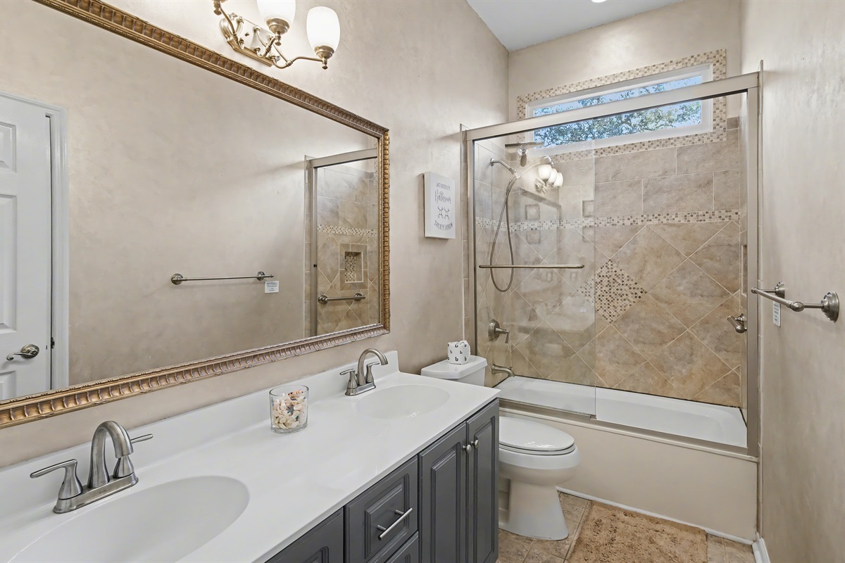 2nd Bathroom with tub/shoer combo