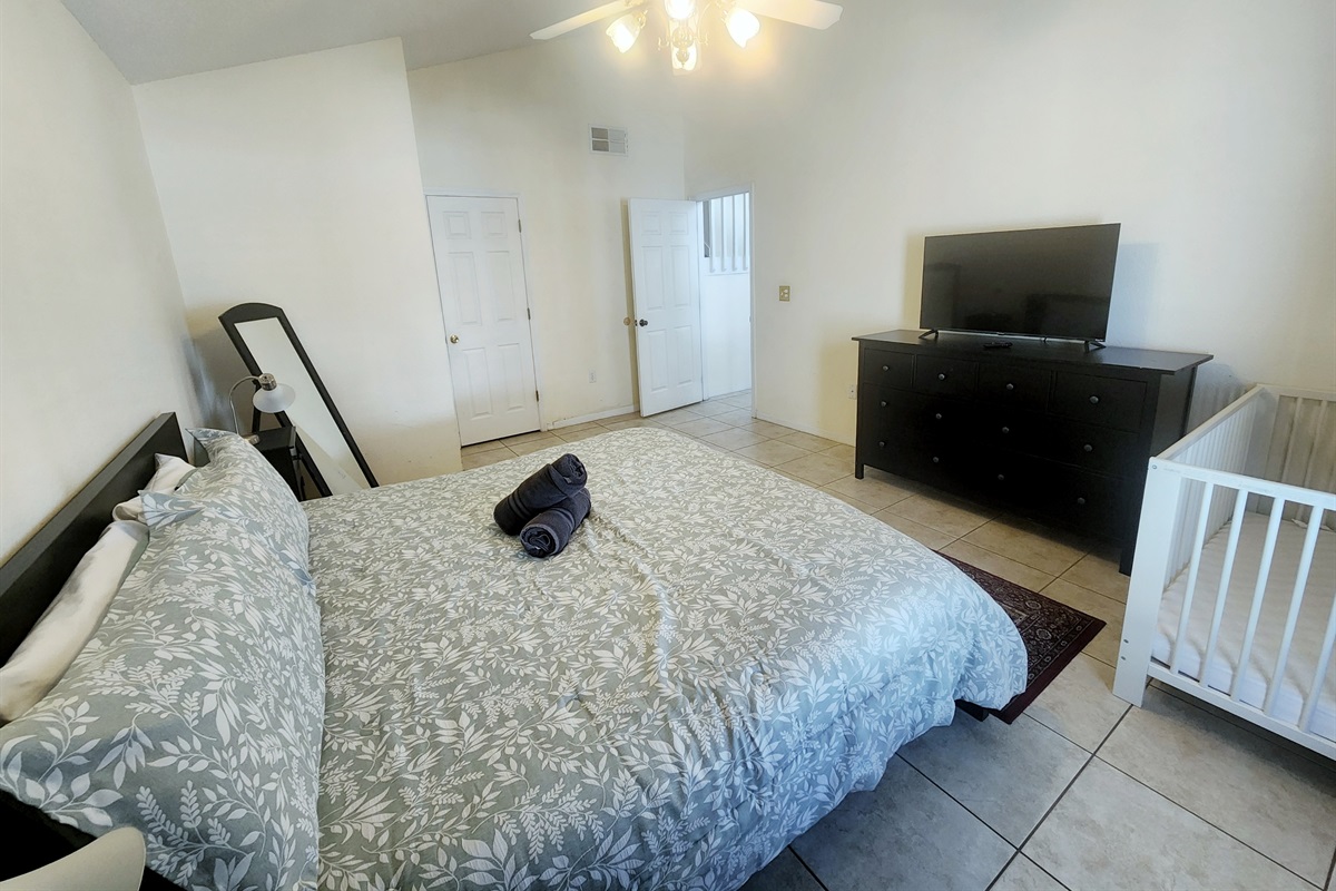 Master KING Bedroom, downstairs, Crib, Smart TV, Ceiling Fan