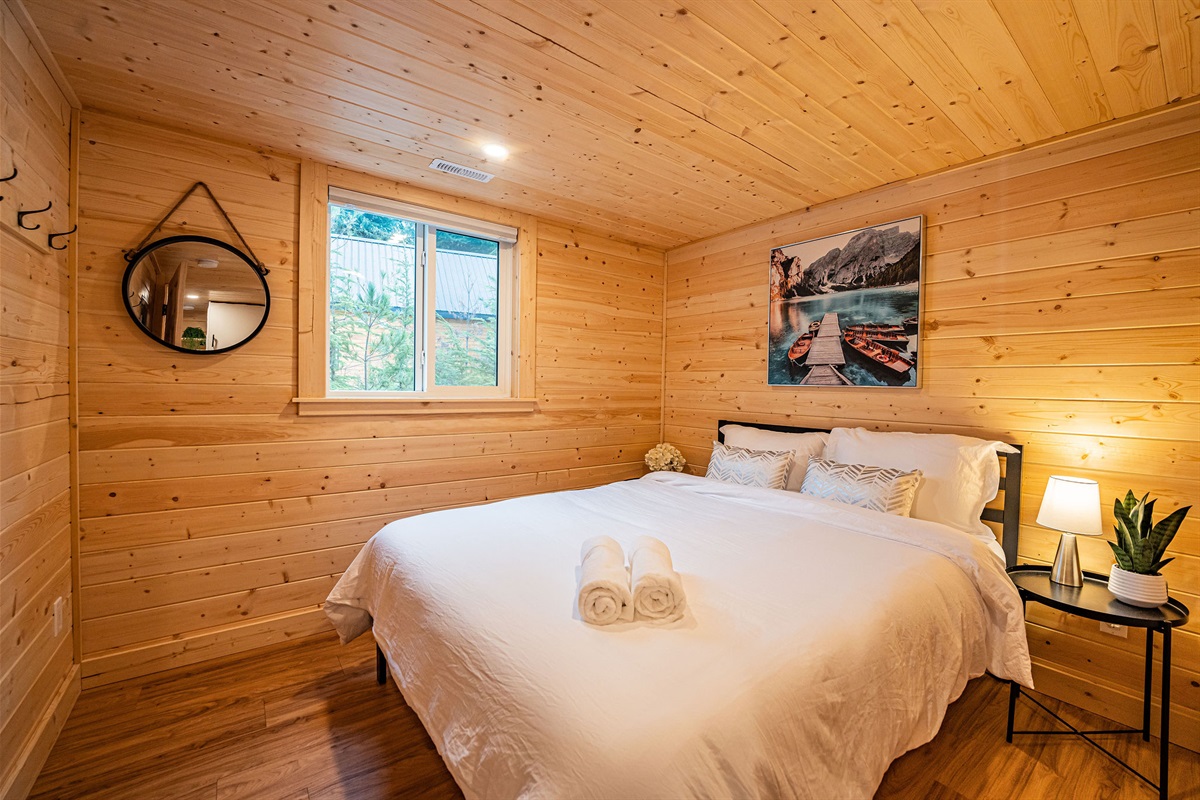 Queen bed in lower bed room