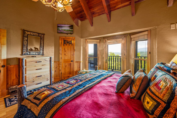 Main Floor King Bedroom, Majestica Lodge