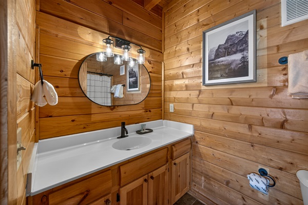 Main level en-suite bathroom — fresh towels, shampoo, conditioner, and body soap stocked for every guest.