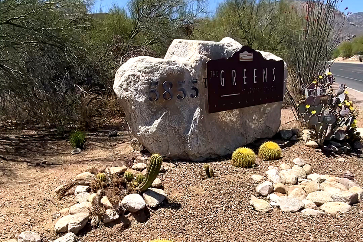 Welcome to Ventana Getaway, located in the exclusive Greens at Ventana Canyon community. This scenic neighborhood offers resort-style amenities and is set against the stunning backdrop 🌵