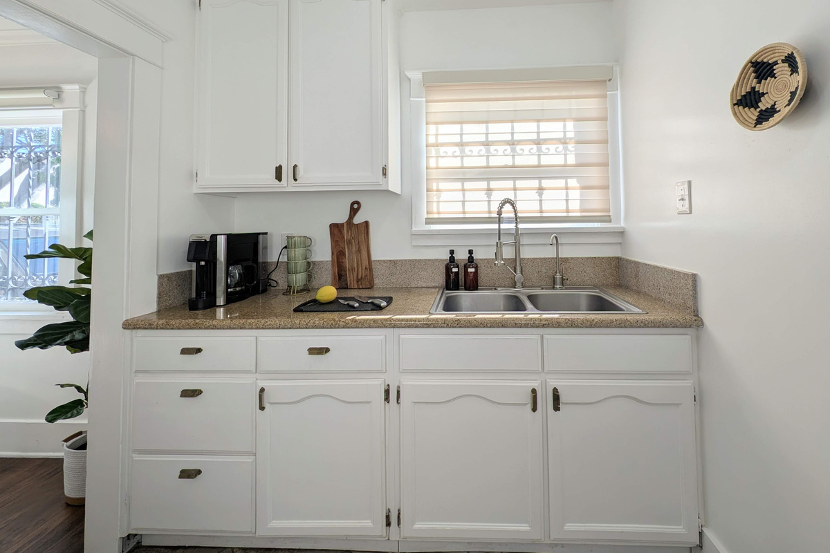 ☕ Start your day with fresh coffee and everything you need to prepare light meals in this clean, well-equipped kitchenette.
