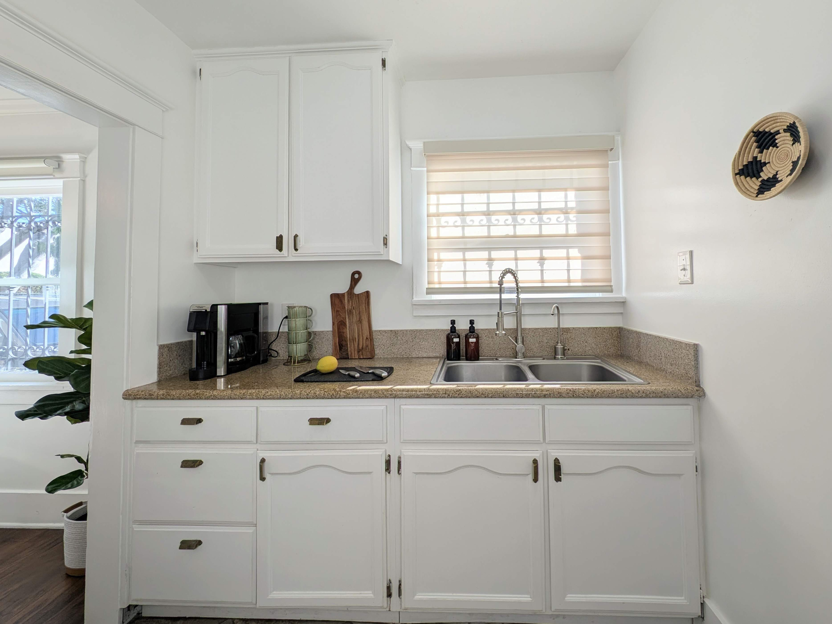 ☕ Start your day with fresh coffee and everything you need to prepare light meals in this clean, well-equipped kitchenette.