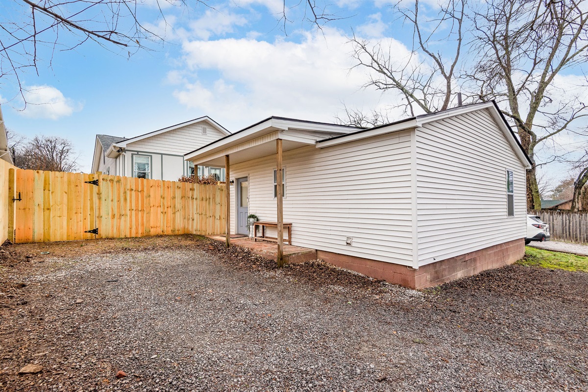 Spacious outdoor space (now fully fenced, pic to come).