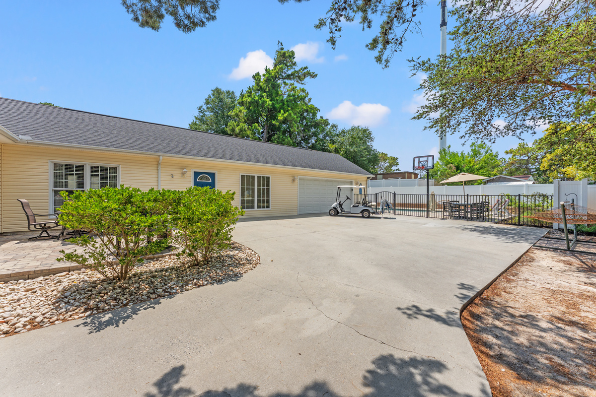 Backyard space and plenty of parking (4-6 cars)