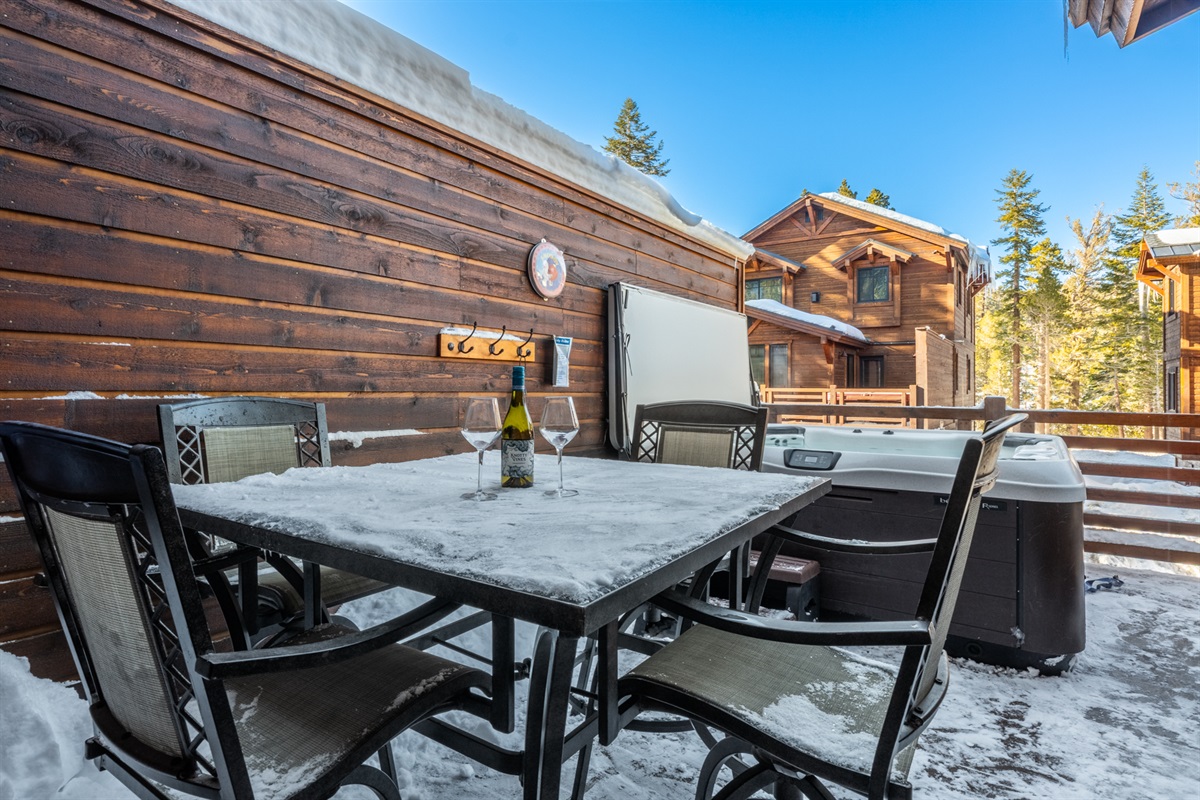 Triple Black (MS3) balcony offers a private hot tub, comfortable seating, and a seasonal BBQ grill — ideal for crisp mountain mornings, sunset soaks, and relaxed après-ski evenings.