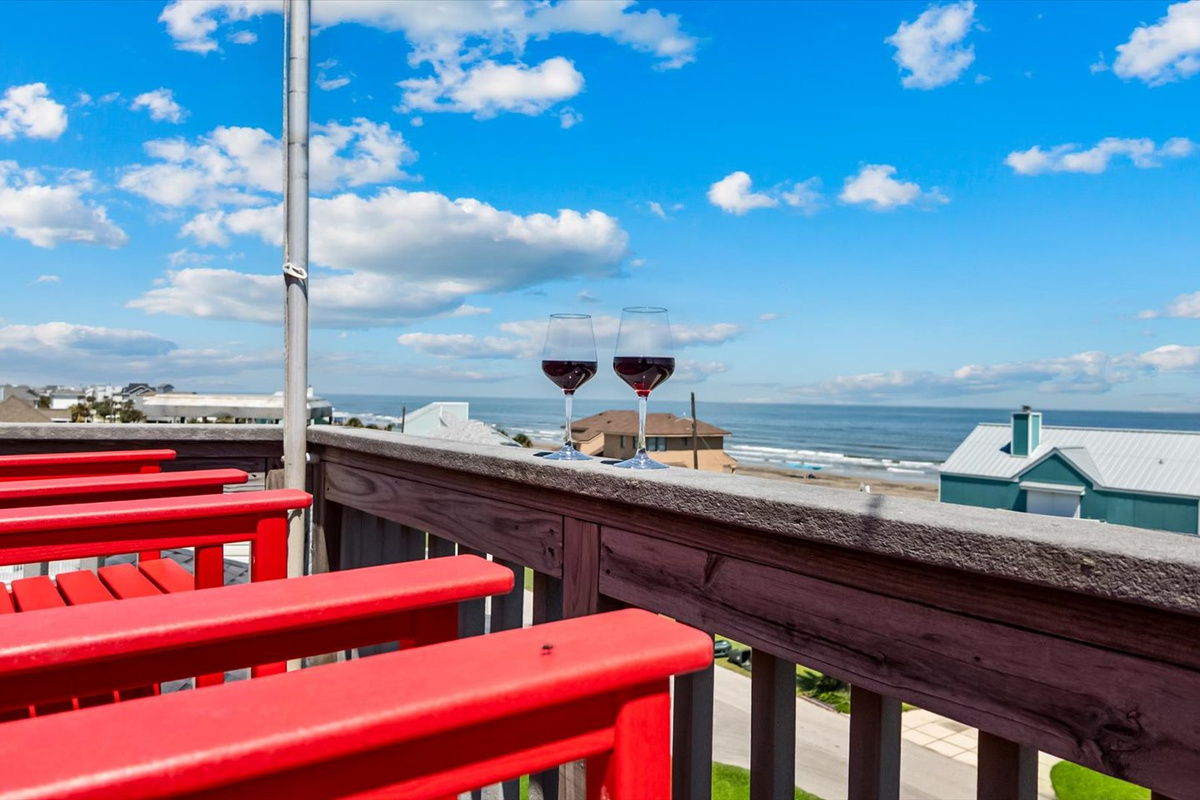 Come see why we love it at Sunrise Sunset Retreat —one of the few 6-bedroom homes on the island, panoramic views in every direction: Gulf beach + water views out front and bay views out back. And the best part? Our Roof Top Bar has 360 degree views! 