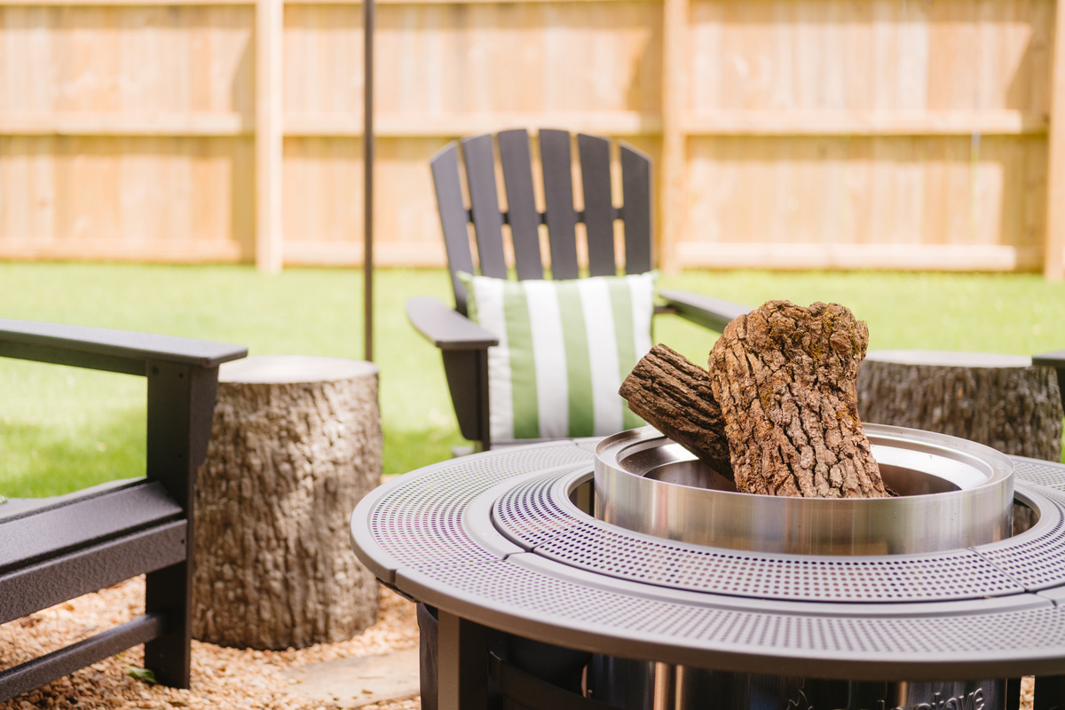 Gather around the Solo smokeless fire pit in comfortable chairs for relaxed, smoke-free evenings under the stars.