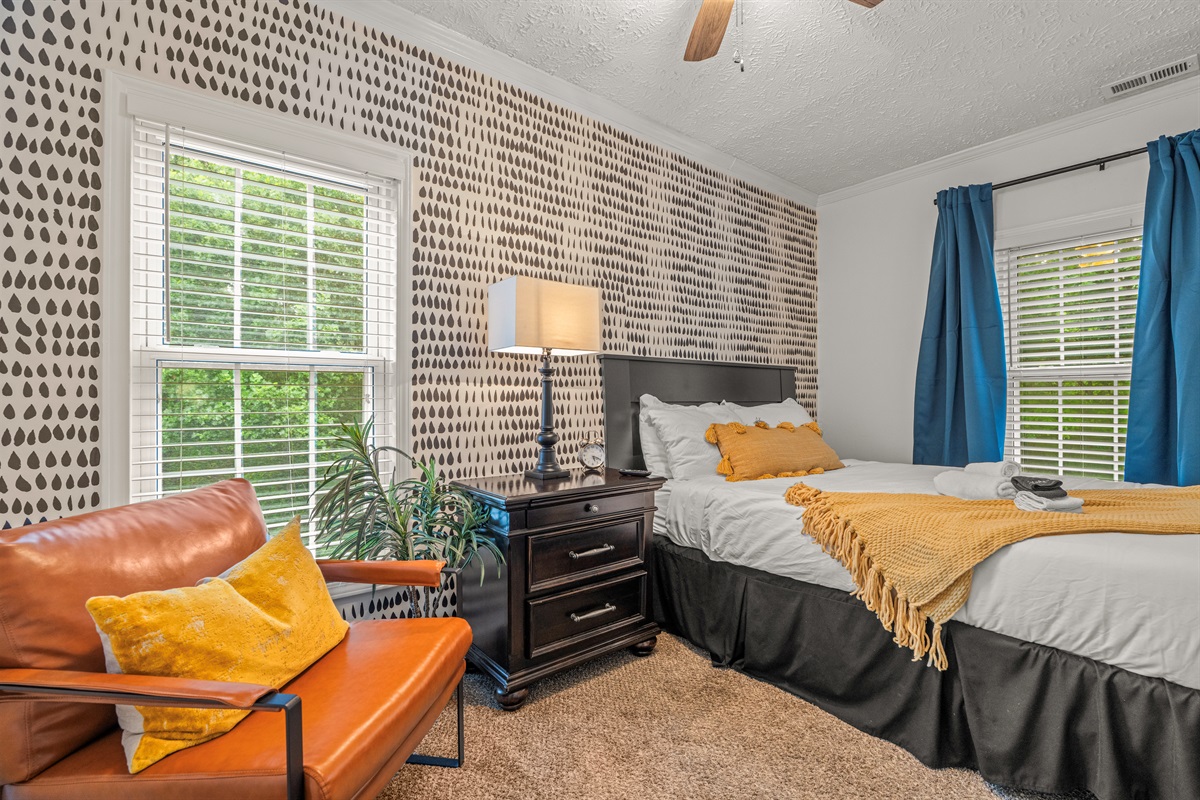 🖤 Modern and bold, this chic queen bedroom features black and gold accents, a smart TV, and a luxe vibe for stylish relaxation.