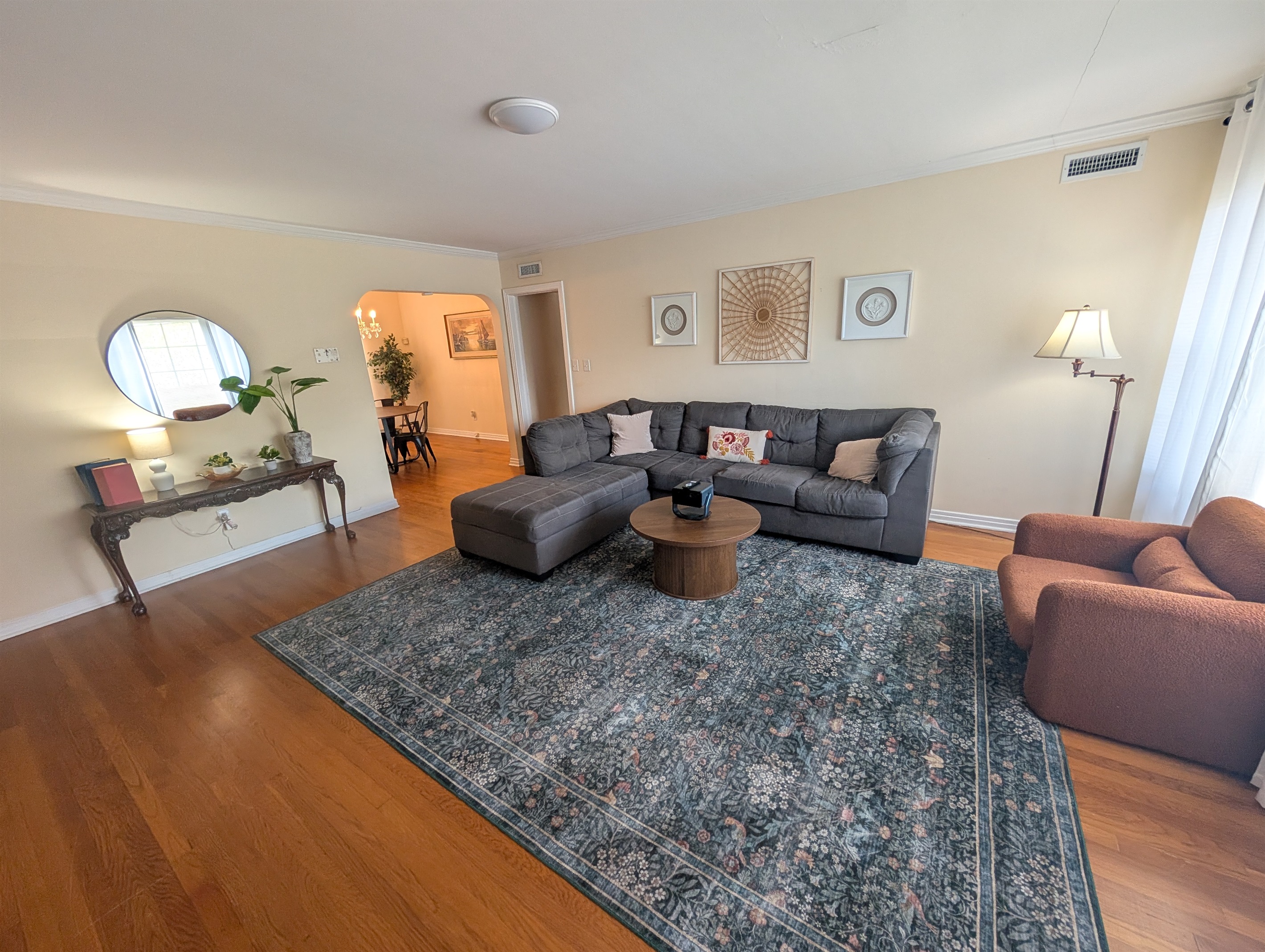 Cozy 2BR Riverside Stay w/ Movie Projector