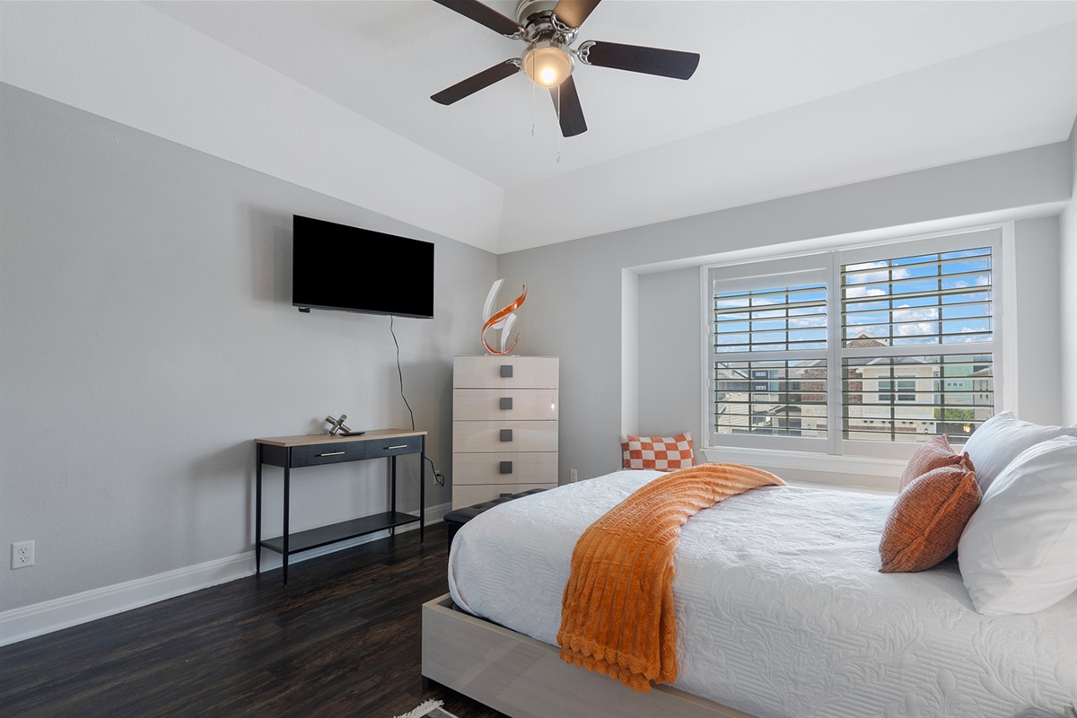 🛏 Bedrooms “Your private retreat after a day of Austin adventures.”