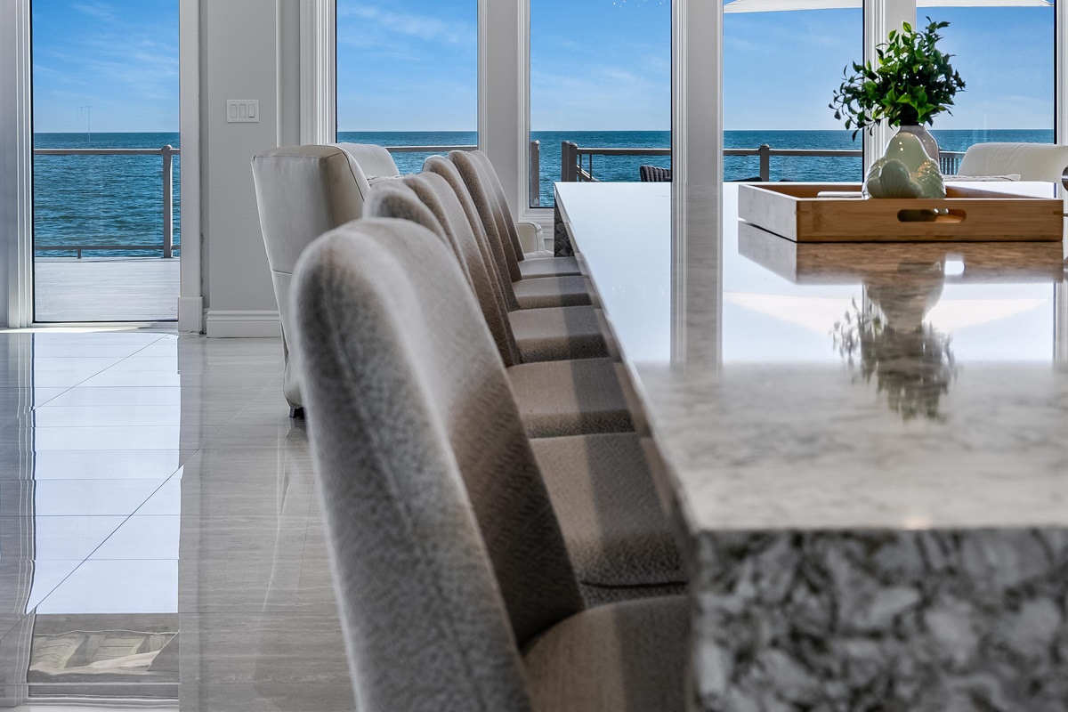 Kitchen island / Dining Room