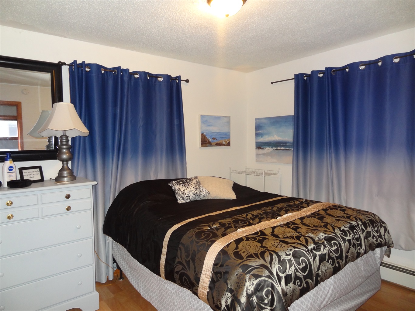 Queen bed with Roku TV