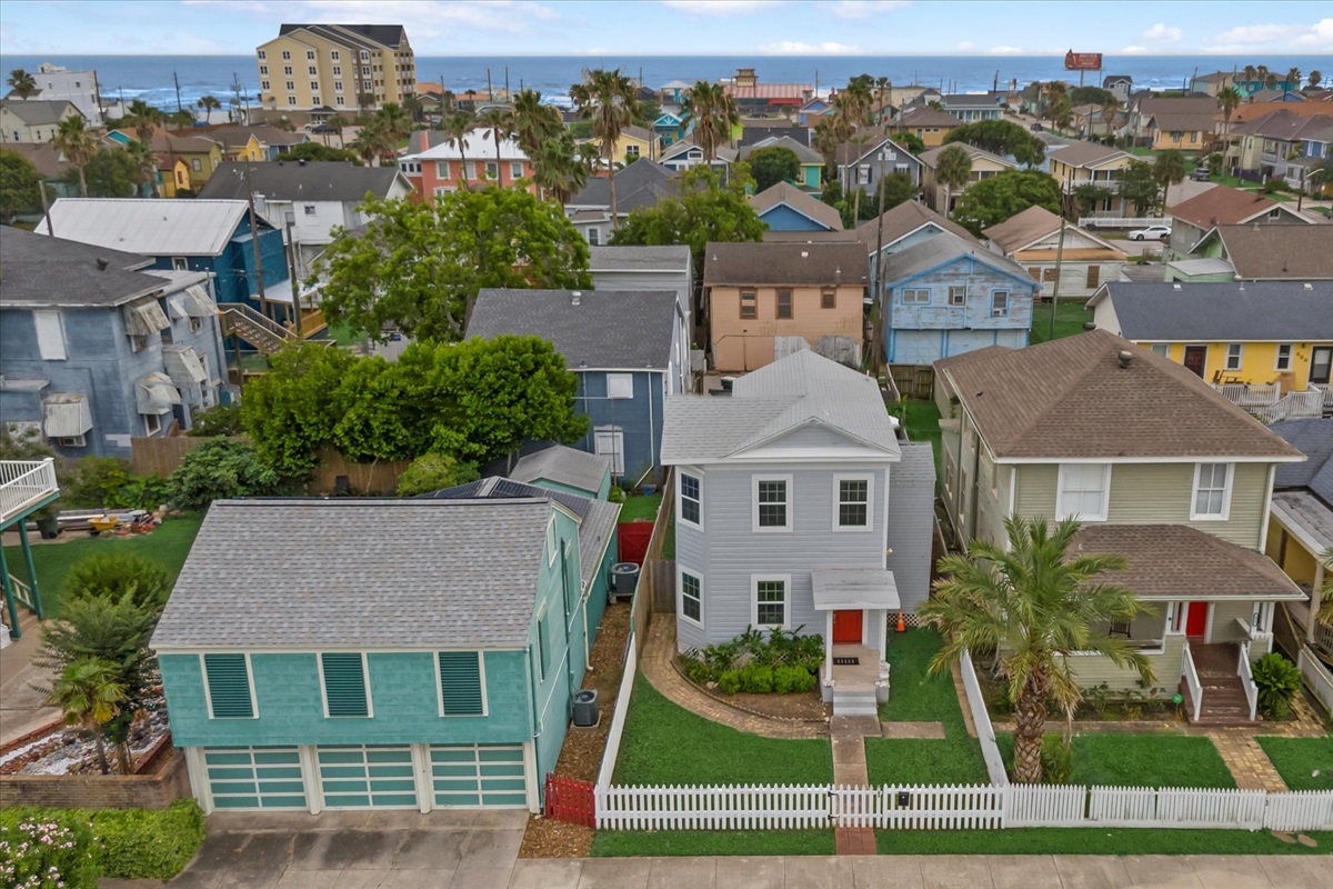 84e75cb32dba45c19fbf5b0290bc492c Large | Beachhouse | Texas | TX | Vacation Homes | Galveston | Crystal Beach | Kokomo | Breezy Days | Beachfront Elegance | Sunrise Serenity | Southern Sands Property Management, LLC