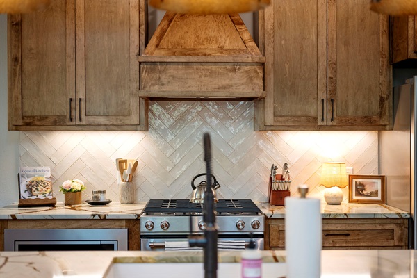 From morning coffee to evening meals, this beautifully crafted kitchen sets the perfect tone. ✨🍽️