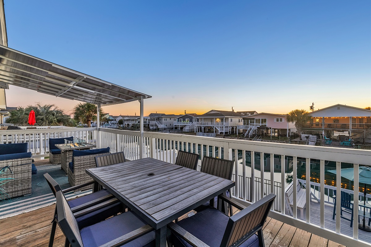 Outdoor dining area, for enjoying meals by the water!